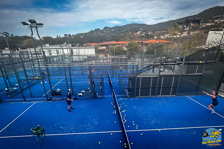 Players training on panoramic padel courts, relaxing in a luxury spa, and enjoying physiotherapy and beauty treatments at SorliSport, Vilassar.