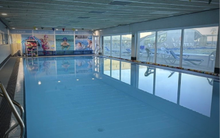 Beginners learning to swim with private lessons in the dedicated beginner’s pool at CNAB Club Natació Atlètic-Barceloneta.