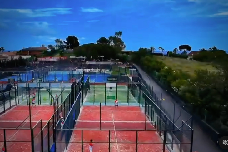 View of Can Teixidó Pàdel Club featuring a padel court with a different colored playing surface, highlighting design variety