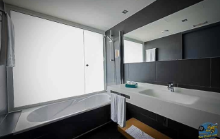 Spacious, clean, and comfortable bathroom at Hotel Atenea Port Mataró