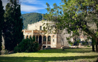 Full view of the stunning Masia Can Casadellà, a luxurious 4-star Spanish estate near Mataró surrounded by nature