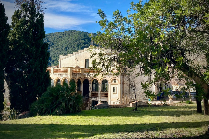 Full view of the stunning Masia Can Casadellà, a luxurious 4-star Spanish estate near Mataró surrounded by nature