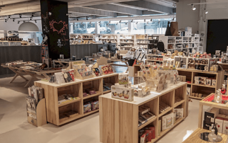 Overview of the Sorli Emocions Pop-Up Leisure Store with gourmet products, wines, and lifestyle items