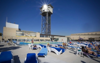 Padel players relaxing on the sun terrace at Club Natació Atlètic-Barceloneta after an intense Bee-Padel camp under the Barcelona sun.