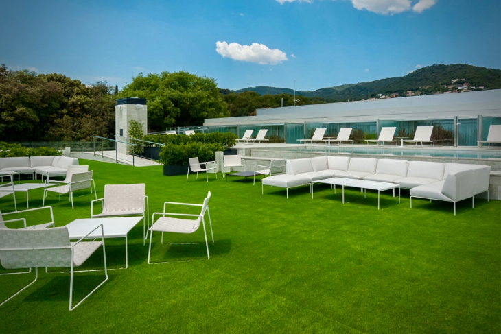 Enjoy a luxurious stay at Hotel Sorli Emocions, a modern 4-star hotel featuring an outdoor infinity pool with stunning views of the Mediterranean Sea. Located just 1 km from the coast, it's the perfect relaxation spot after an intensive padel training session in Barcelona.