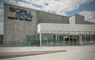 Front view of the SorliSport entrance in Vilassar, Barcelona, showcasing the modern facade and welcoming design.
