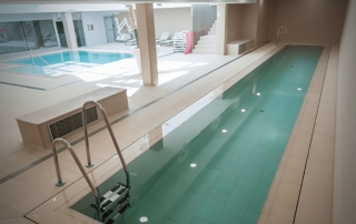 Indoor training pool at SorliSport with resistance stream jets for stationary swimming, with a jacuzzi in the background — ideal for relaxation and recovery.