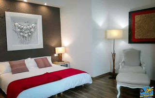 Spacious double room at Villa Cal Music B&B with flexible setup for couples or separate sleeping