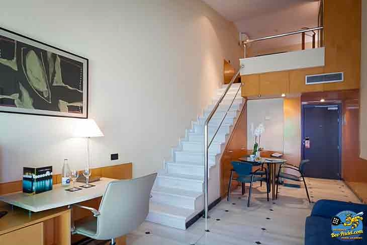 Simple and clean deluxe hotel room at URH Ciutat de Mataró with two beds and minimalist decor