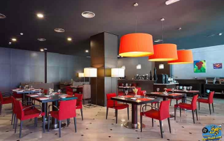 Bright breakfast room at URH Hotel Ciutat de Mataró with buffet and seating area